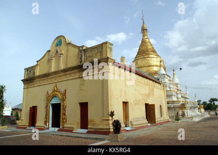 Tempel und goldenen Stupa in Maha Aungmye Bonzan Kloster in Inwa, Mandalay, Myanmar Stockfoto