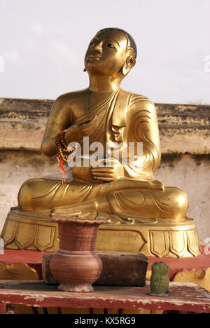 Golden Buddha in Maha Aungmye Bonzan Kloster in Inwa, Mandalay, Myanmar Stockfoto