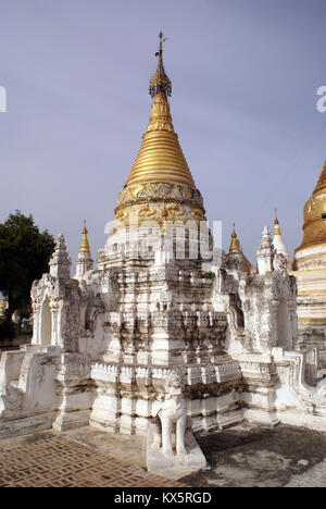 Goldene Stupa in Maha Aungmye Bonzan Kloster in INwa, Mandalay, Myanmar Stockfoto