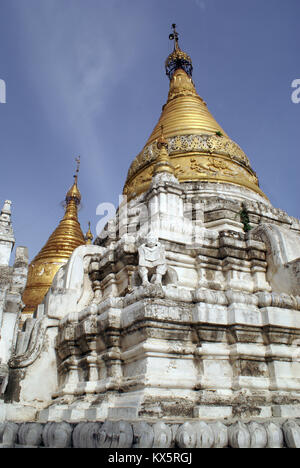 Goldene Stupa in Maha Aungmye Bonzan Kloster in Inwa, Mandalay, Myanmar Stockfoto