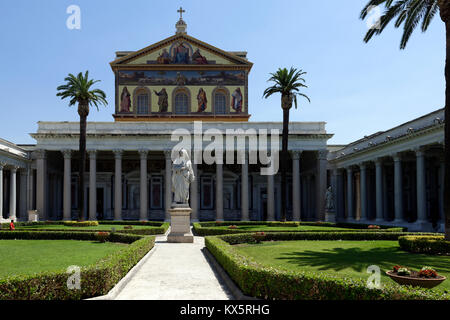 Der Innenhof mit Säulengang von weißem Granit Säulen der Päpstlichen Basilika St. Paul vor den Mauern. Rom, Italien. Während die 4. centu errichtet. Stockfoto