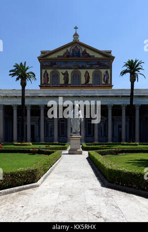 Der Innenhof mit Säulengang von weißem Granit Säulen der Päpstlichen Basilika St. Paul vor den Mauern. Rom, Italien. Während die 4. centu errichtet. Stockfoto