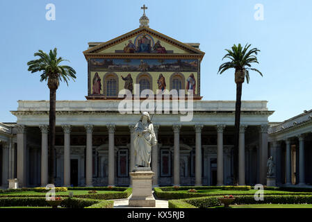 Der Innenhof mit Säulengang von weißem Granit Säulen der Päpstlichen Basilika St. Paul vor den Mauern. Rom, Italien. Während die 4. centu errichtet. Stockfoto