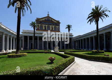 Der Innenhof mit Säulengang von weißem Granit Säulen der Päpstlichen Basilika St. Paul vor den Mauern. Rom, Italien. Während die 4. centu errichtet. Stockfoto