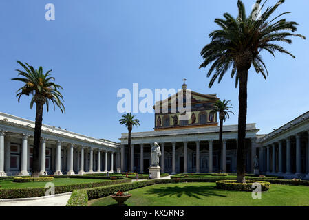 Der Innenhof mit Säulengang von weißem Granit Säulen der Päpstlichen Basilika St. Paul vor den Mauern. Rom, Italien. Während die 4. centu errichtet. Stockfoto