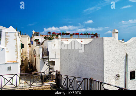 Die weißen Häuser der mediterranen Citi von Vieste, Gargano, Apulien, Italien. für Reisen und Tourismus Konzept Stockfoto