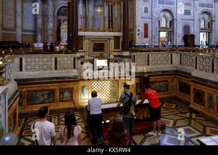 Die Menschen die Gefängnis Ketten und Grab des Hl. Paulus. Der Päpstlichen Basilika St. Paul vor den Mauern. Rom, Italien. Während der Vierten errichtet. c Stockfoto