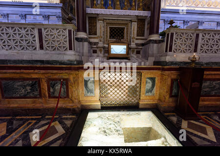 Das Gefängnis Ketten und Grab des Hl. Paulus. Der Päpstlichen Basilika St. Paul vor den Mauern. Rom, Italien. Im 4. Jahrhundert n. Chr., errichtet. Stockfoto