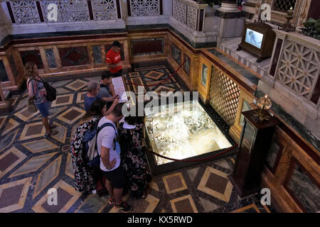 Die Menschen die Gefängnis Ketten und Grab des Hl. Paulus. Der Päpstlichen Basilika St. Paul vor den Mauern. Rom, Italien. Während der Vierten errichtet. c Stockfoto