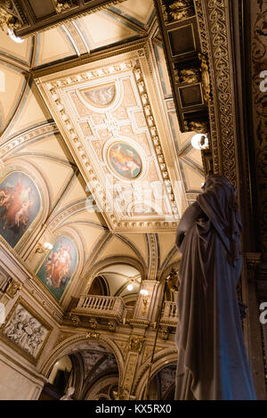 Wien, Österreich - 17. August 2017: Low Angle View der Haupthalle der Wiener Staatsoper. Stockfoto