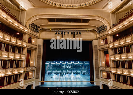Wien, Österreich - 17. August 2017: Innenansicht des Auditorium von der Wiener Staatsoper. Stockfoto