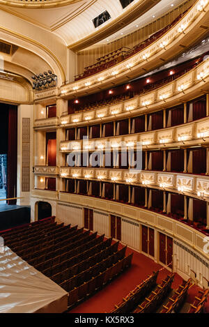 Wien, Österreich - 17. August 2017: Innenansicht des Auditorium von der Wiener Staatsoper. Stockfoto