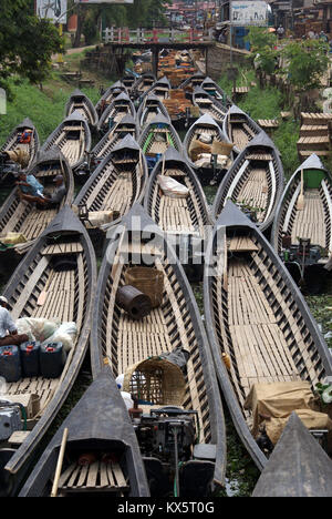 Boote in engen, Kanal, Inle See, Shan Staat, Myanmar Stockfoto