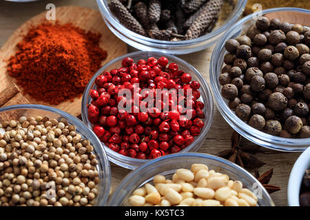 Roter Pfeffer und andere Gewürze auf einem Holz- Oberfläche Stockfoto