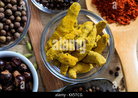 Gelbwurz und anderen Gewürzen auf einer hölzernen Oberfläche Stockfoto