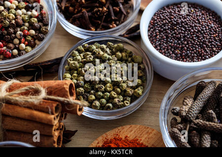 Grünen Pfeffer und andere Gewürze auf einem Holz- Oberfläche Stockfoto