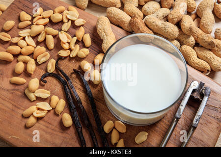 Vegan Milch aus Erdnüssen auf einer hölzernen Oberfläche Stockfoto