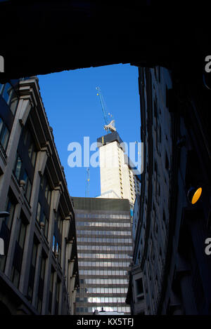 22 Bishopsgate Bau mit turmdrehkrane. London Entwicklung in der Londoner City von älteren Gebäuden rund um Leadenhall Market gerahmt Stockfoto