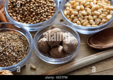 Muskat und anderen Gewürzen auf einer hölzernen Oberfläche Stockfoto