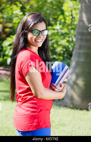 2 indischen Hochschule Jugendmädchen Selbstbildnis Bild Mobil in Park Stockfoto