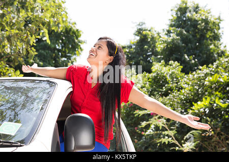 2 Jugendlicher Freund im Auto Beifahrersitz, Fenster Stockfoto