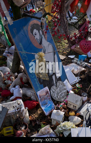 Informelle Memorial Garden für die späten George Michael von Fans aus der ganzen Welt vor seinem ehemaligen Haus in Highgate im Norden von London, Großbritannien Stockfoto