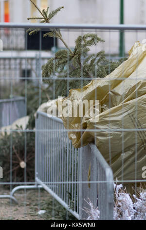 Weihnachtsbaum Kontrolle der Massen auf den Straßen von Paris. Stockfoto