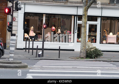 Weihnachtsbäume erschlagen und auf den Straßen von Paris verworfen, post Christmas Blues. Stockfoto