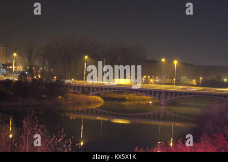 Brücke über den Fluss Stockfoto