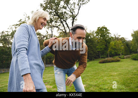 Glückliches junges Paar, das Spaß zusammen im Freien Stockfoto