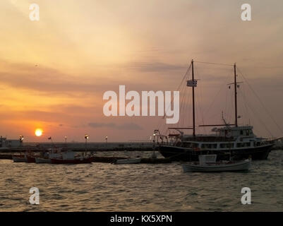 Mast Der Segelboot gegen Sonnenuntergang Himmel über dem alten Hafen von Mykonos, Griechenland Stockfoto