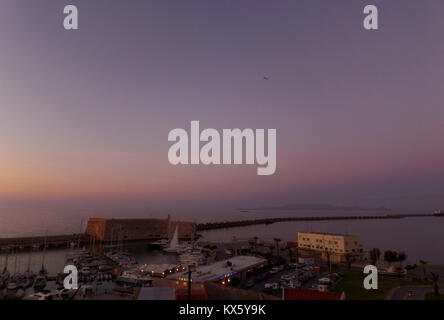 Atemberaubenden Abend lila Himmel über dem alten Hafen von Heraklion, Kreta, Griechenland Stockfoto