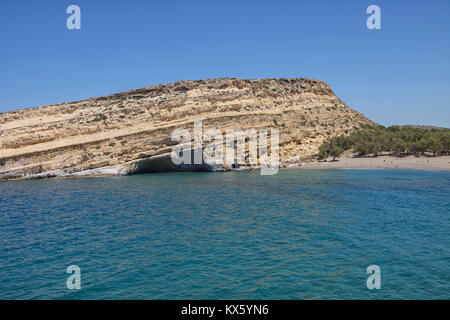 Alte Höhlen von Matala auf Kreta, Griechenland. Höhlen wurden prähistorischen Friedhöfe. In den sechziger und frühen siebziger Jahren hip Touristen benutzten sie als freie hotelro Stockfoto