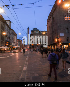 Nacht Blick auf das Hauptgericht von Bologna, Italien, und auf das Symbol Türme der Stadt Stockfoto