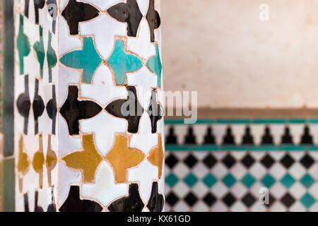 Detail der keramischen Fliesen im Inneren der Nasriden Paläste der Alhambra, Granada, Spanien Stockfoto