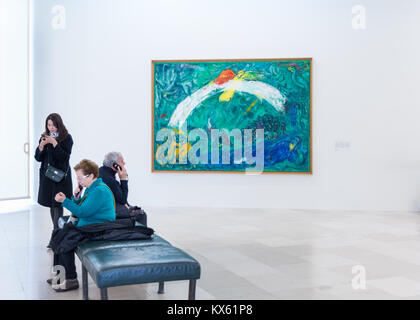 Die Leute, die auf der Suche nach Marc Chagall Bibel Malerei Noah und der Regenbogen, Musée National Marc Chagall, Nizza, Frankreich Stockfoto