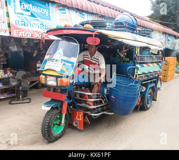 LAOS, LUANGPRABANG, 30. Mai 2017 wird die motorattrappe Dreirad tun Lieferung Ware auf dem Markt in Luangprabang, Laos. Ein traditionelles Transport Stockfoto