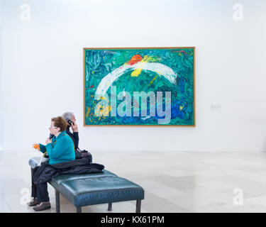Die Leute, die auf der Suche nach Marc Chagall Bibel Malerei Noah und der Regenbogen, Musée National Marc Chagall, Nizza, Frankreich Stockfoto
