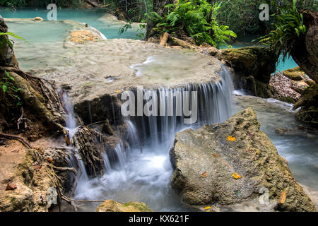 Die Kuang Si Wasserfall, da Tat Kuang Si Wasserfälle Luangprabang, Laos bekannt. Stockfoto