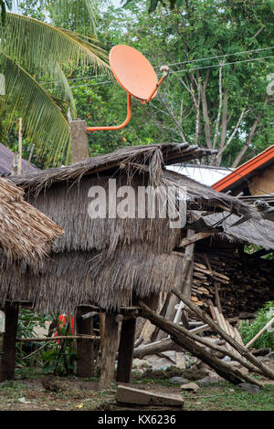 Ein modernes Satellitenschüssel auf dem Dach der Hütte in Hmong Dorf, Laos. Traditionelles Haus in den Stamm der Hmong Dorf. Stockfoto