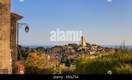 Panoramablick über die mittelalterliche Stadt St. Paul de Vence, Alpes Maritimes, Richtung Meer, French Riviera, Cote d'Azur, Frankreich Stockfoto