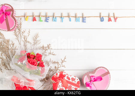 Valentinstag Text mit Rose Bouquet auf weißem Holz Hintergrund, kopieren Sie Platz für die Eingabe von Text Stockfoto