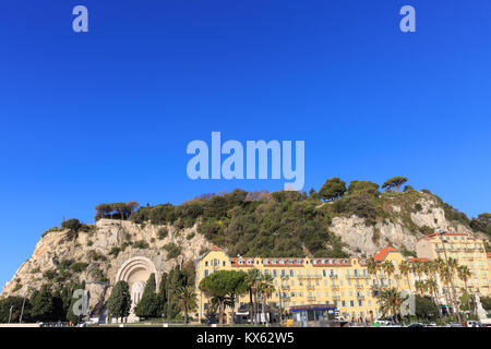 Castle Hill aus dem Hafen von Nizza an einem klaren sonnigen Tag gesehen, Côte d'Azur, Provence, Frankreich Stockfoto