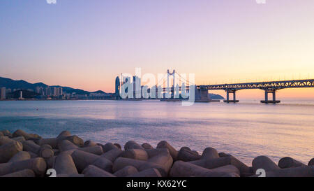 Gwangan Brücke und Haeundae Luftbild bei Sonnenaufgang, Busan, Südkorea Stockfoto