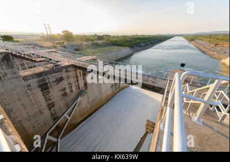 Abflußkanal von Dam gate am Morgen, die Pa Sak Cholasit Staudammprojekt ist eine der großen bewässerungsprojekte von Thailand. Der Damm verringert auch Probleme Stockfoto