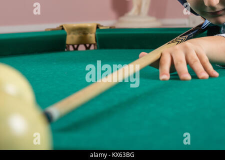 Russisches Billard. Mann spielt Billard. Player Vorbereitung zu schießen, den Ball schlagen. Konzentrieren Sie sich auf die Hand und Cue Stockfoto