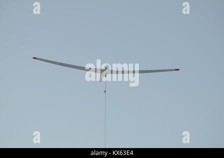 Ein Segelflugzeug in die Luft durch ein windenseil, am unteren Rand des Bildes zu sehen. Winde starten beschleunigt in Sekunden und steigt nach oben. Stockfoto