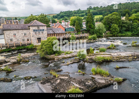 Blick auf den Fluss Dee Brücke in Llangollen, Denbighshire, North Wales, UK. Stockfoto