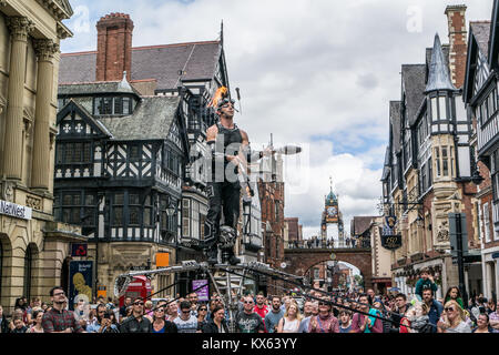 Street Performer jonglieren mit verbundenen Augen in Chester, England, UK. Stockfoto