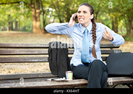 Wütend Geschäftsfrau auf Handy, Mimik und Gestik, Außenpool Stockfoto